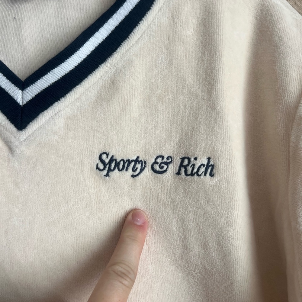 Sporty and Rich Italic Logo Embroidered V-Neck Tee - Cream/Navy - Picture 4 of 10